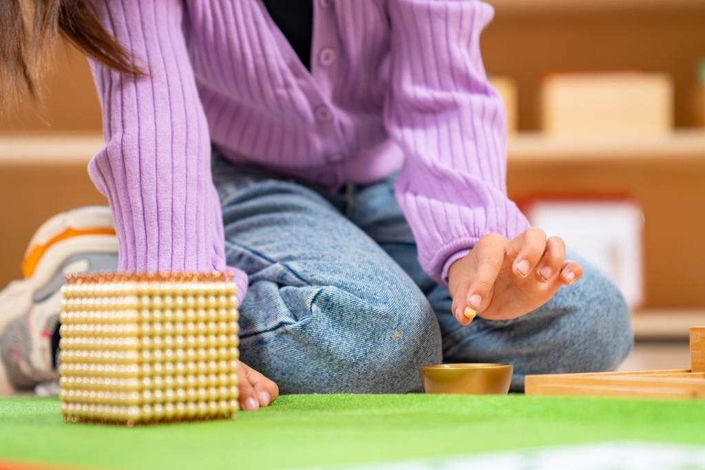 Goldenes Perlenmaterial mit Kartensätzen: Lose Perlen, Glas